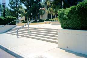 Die Stufen zum Haupteingang